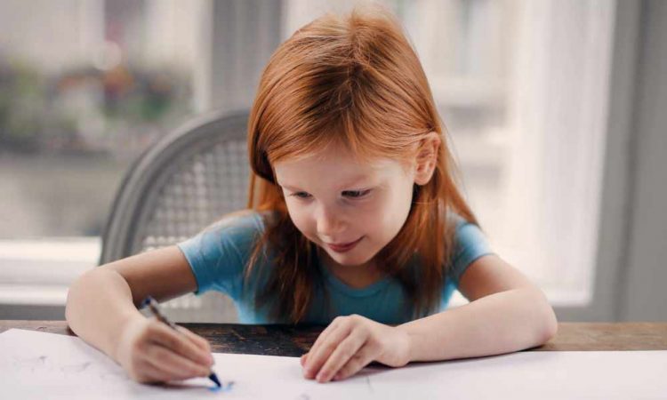 jak napisać rozprawkę - dziecko które pisze