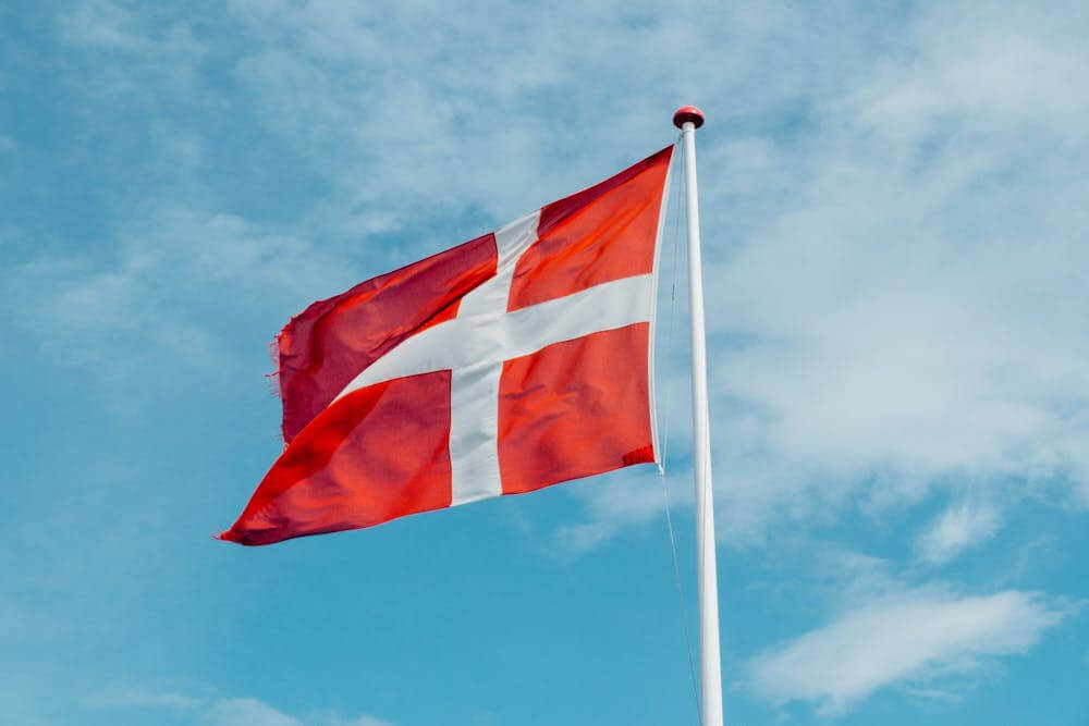 Dania zaczyna się na literę D. Dania to kraj w europie.