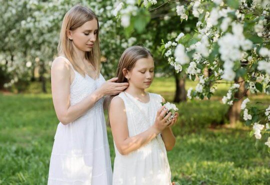 dziewczynka 12 latka wraz z mamą w sadzie