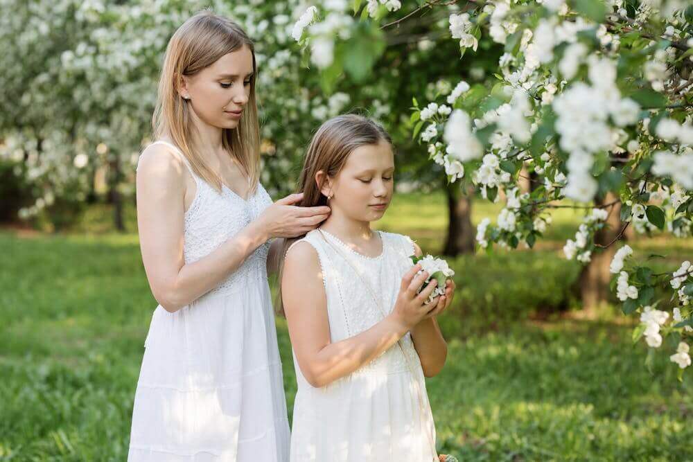 dziewczynka 12 latka wraz z mamą w sadzie