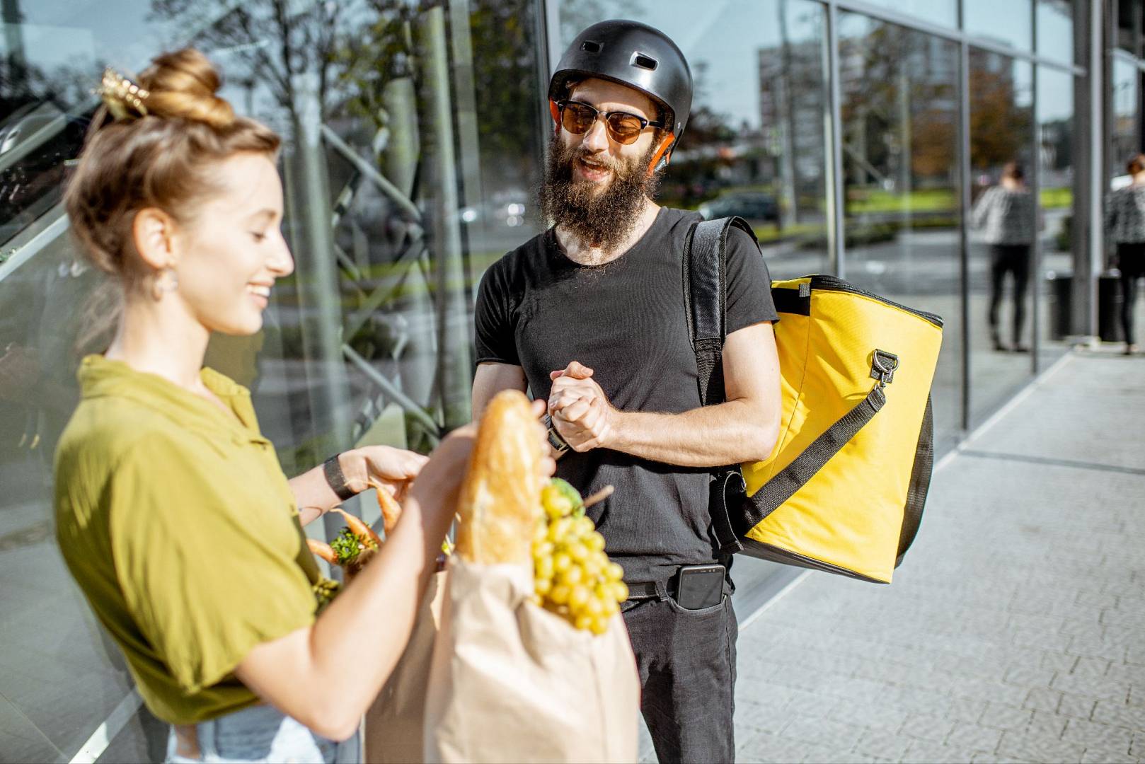 kurier dostarczający świeże produkty spożywcze