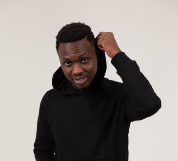 Jak wybrać modne bluzy męskie i stworzyć ponadczasowy look?