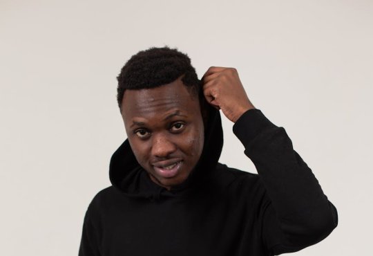 Jak wybrać modne bluzy męskie i stworzyć ponadczasowy look?