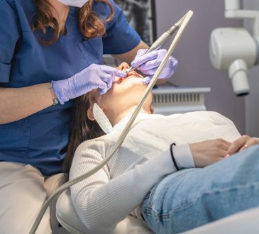 Antybiotyk a wizyta u dentysty – kiedy jest konieczny, a kiedy zbędny?