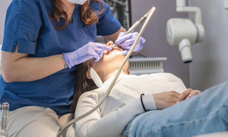 Antybiotyk a wizyta u dentysty – kiedy jest konieczny, a kiedy zbędny?