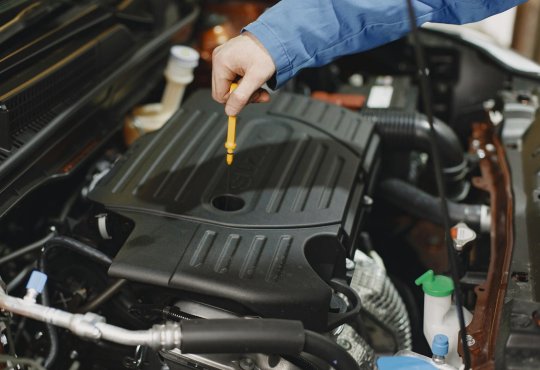 Olej 5W30 czy 5W40 – który wybrać i czym naprawdę się różnią?