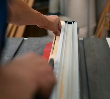 Profile aluminiowe w systemach zabudowy technicznej – praktyczne wykorzystanie w przemyśle