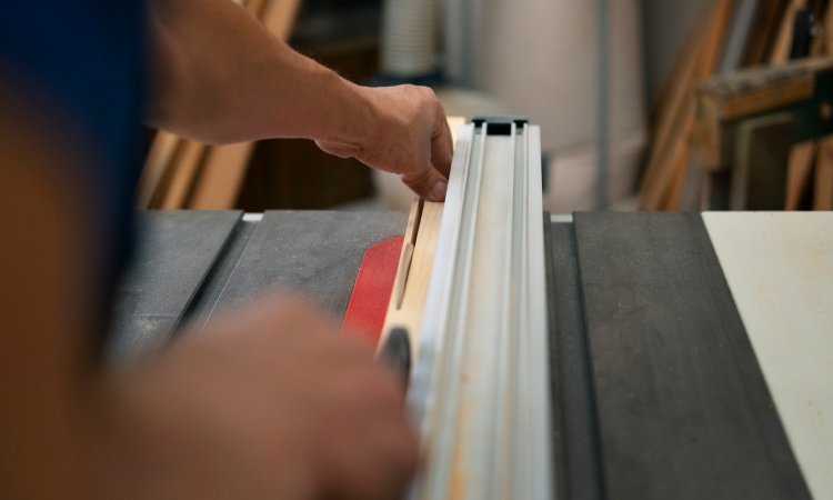 Profile aluminiowe w systemach zabudowy technicznej – praktyczne wykorzystanie w przemyśle