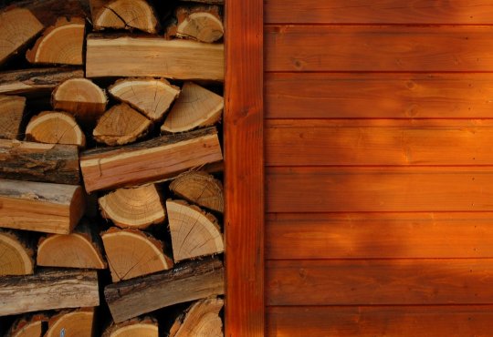 Taras i meble ogrodowe z drewna – jak wybrać trwały i estetyczny materiał?