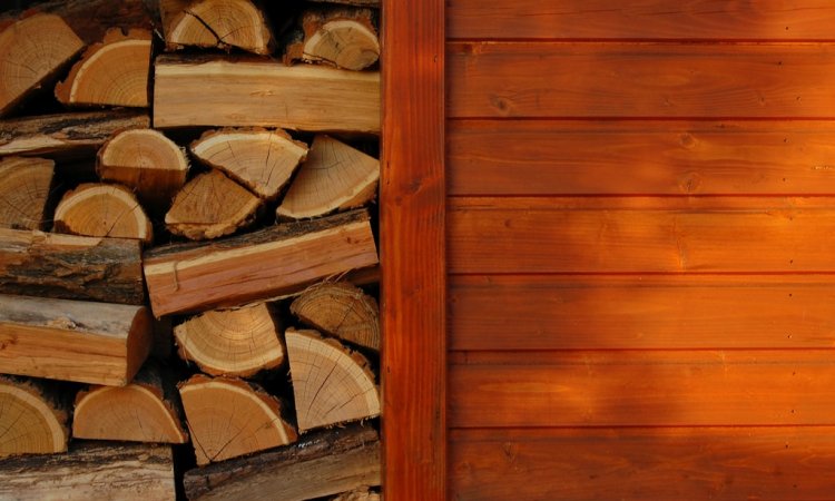 Taras i meble ogrodowe z drewna – jak wybrać trwały i estetyczny materiał?