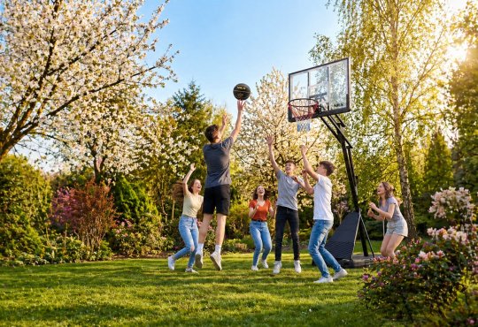 Sprzęt do koszykówki i gier zręcznościowych który zachęca do aktywnej zabawy w domu i ogrodzie