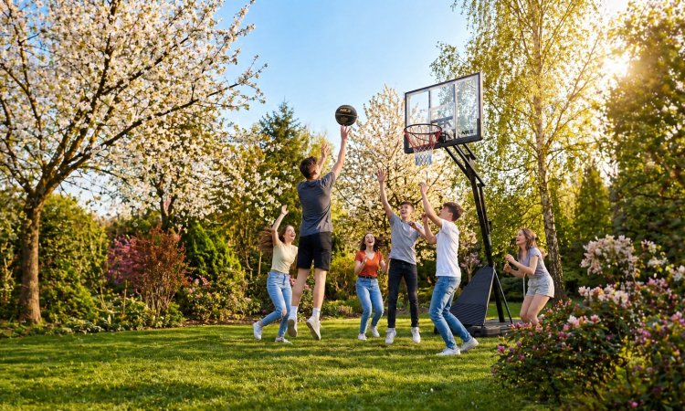 Sprzęt do koszykówki i gier zręcznościowych który zachęca do aktywnej zabawy w domu i ogrodzie