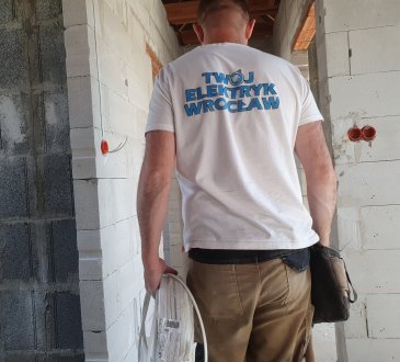 Wymiana elektryki w mieszkaniu – kiedy jest konieczna i jak wygląda w praktyce?