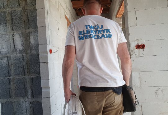 Wymiana elektryki w mieszkaniu – kiedy jest konieczna i jak wygląda w praktyce?