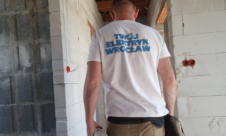 Wymiana elektryki w mieszkaniu – kiedy jest konieczna i jak wygląda w praktyce?