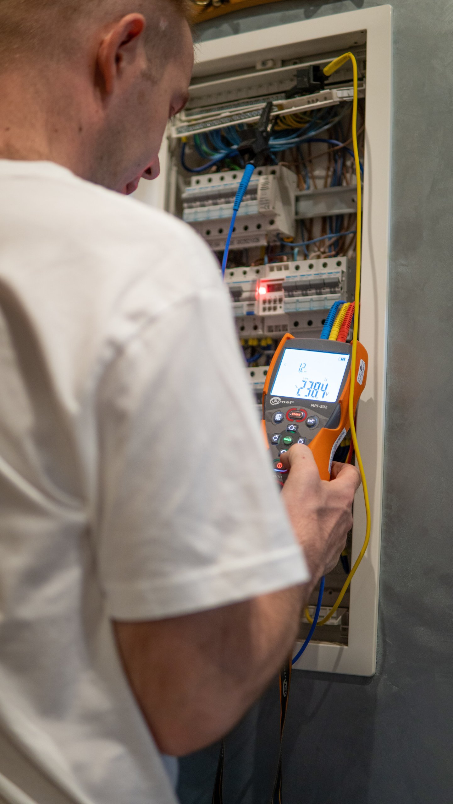 elektryk sprawdza instalację